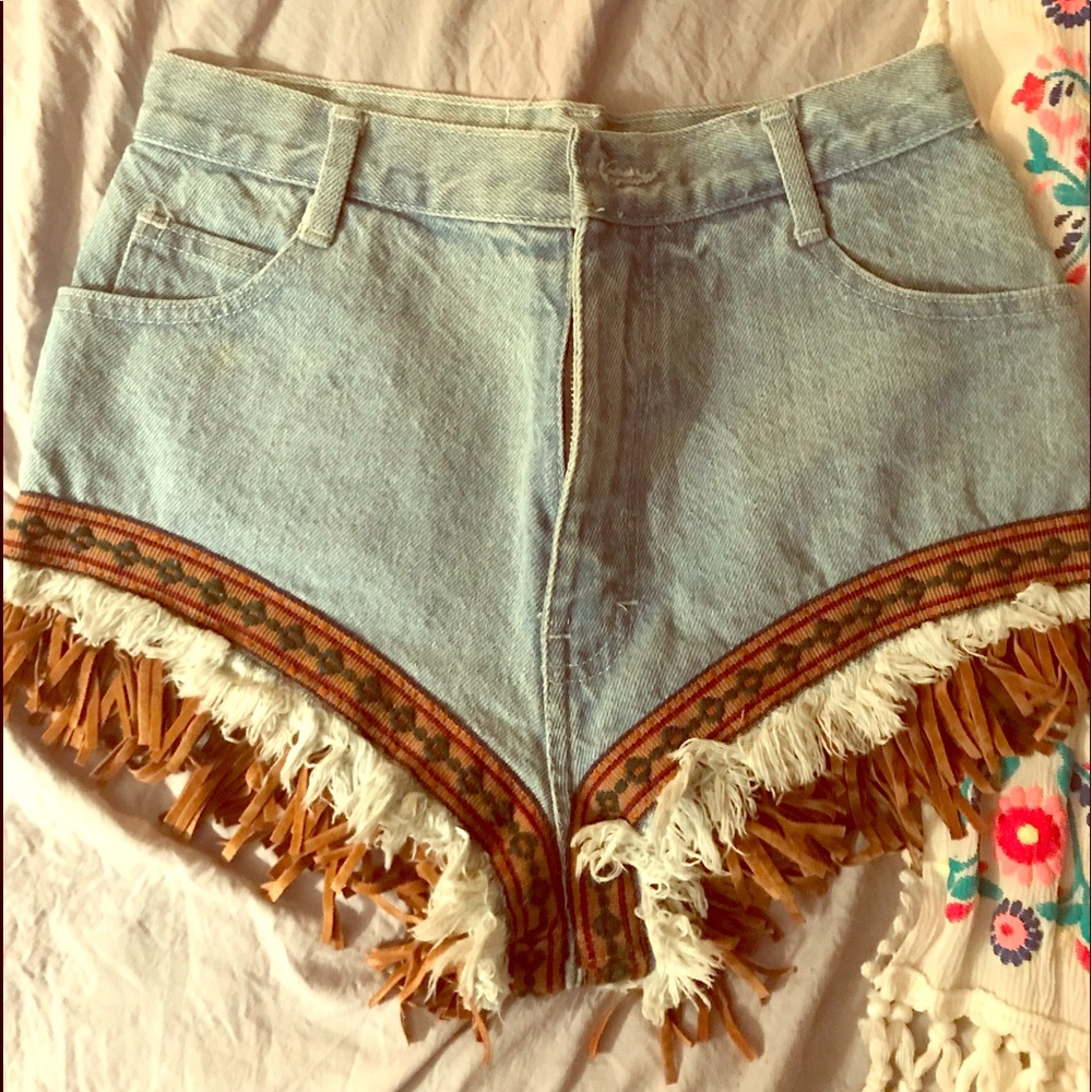 -v in t age- high waisted shorts